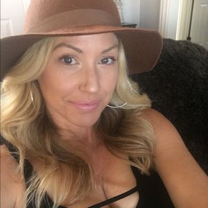 Meet your Posher, Stacry